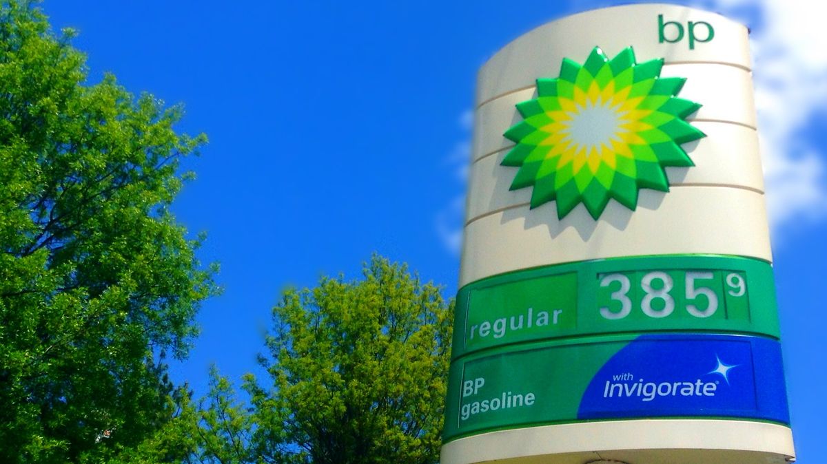 Propad poptávky po ropě srazil zisk BP za čtvrtletí o dvě třetiny